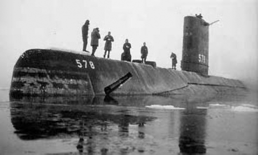 1958 Newsreel: USS Skate, Nuclear Sub, Is First to Surface at North Pole
      509 x 306 Pixel