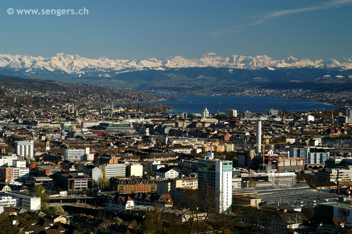 Stadt Zürich, der Zürichsee und die Alpen 
      700 x 465